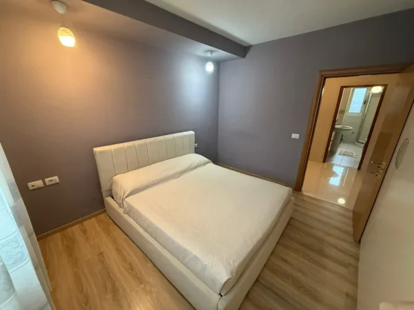 Tirane,Me Qera Apart,cilësor,rinovuar mobilje & paisje reja,tip 1+1,sip.57m²,qera 45'000Lek/muaj, prane ish-markat A.Demi,tek tv.Faxnews K.Cipo.Tirane