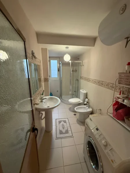 Tirane,Me Qera Apart,cilësor,rinovuar mobilje & paisje reja,tip 1+1,sip.57m²,qera 45'000Lek/muaj, prane ish-markat A.Demi,tek tv.Faxnews K.Cipo.Tirane