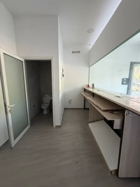 Tirane, jepet me qera ambjent biznesi Kati 0, 25 m² 300 € (Rruga Asllan Shahini)
