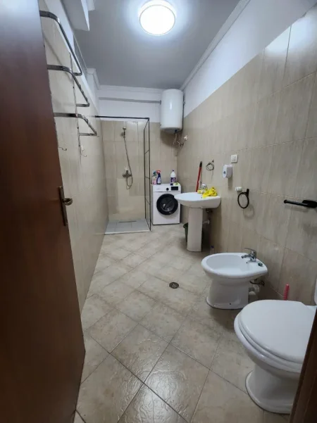Tirane, jepet me qera Apartament 1+1, Mobiluar,Kati 3,Çmimi 40.000 Lekë të Reja,në FRESK,Tiranë.