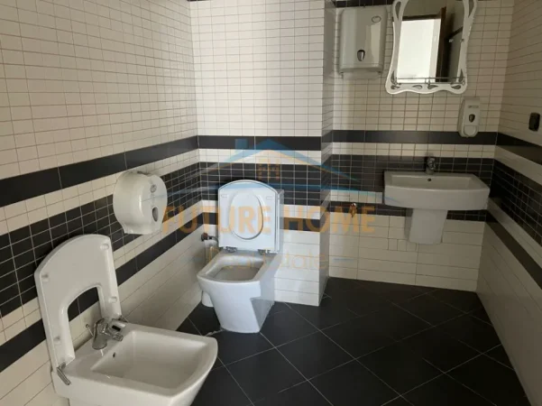 Durres, jepet me qera ambjent biznesi Kati 9, 207 m² 2.000 € (Vollga, Durres)