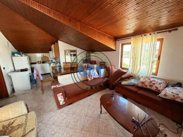 Durres, jepet me qera apartament 2+1 Kati 3, 85 m² 300 € (Këneta)