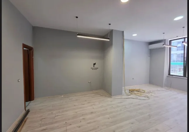 Tirane, jepet me qera zyre Kati 2, 35 m² 600 € (ZOGU I ZI)