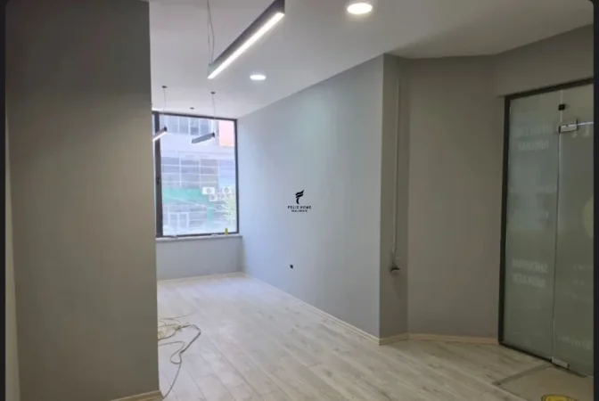 Tirane, jepet me qera zyre Kati 2, 35 m² 600 € (ZOGU I ZI)