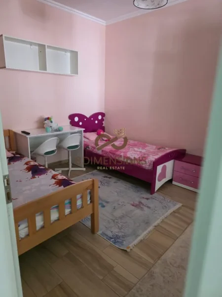 Jepet me qera Apartament 2+1+2 ne Ali Dem, tek Rruga Petro Nini Luarasi D8242Z-23