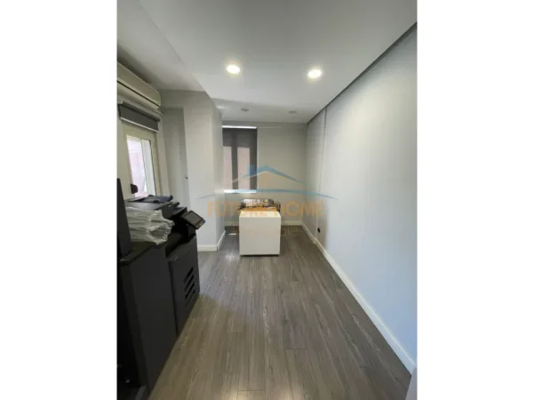 Tirane, jepet me qera ambjent biznesi Kati 4, 70 m² 800 € (Rruga Sami Frasheri)