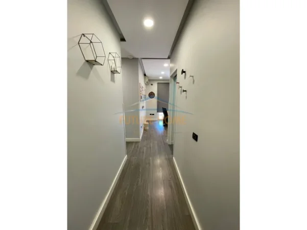 Tirane, jepet me qera ambjent biznesi Kati 4, 70 m² 800 € (Rruga Sami Frasheri)