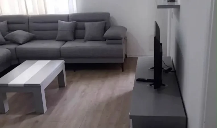 Tirane, jepet me qera apartament 1+1+Ballkon Kati 2, 70 m² 500 € (rr.3 Deshmoret)