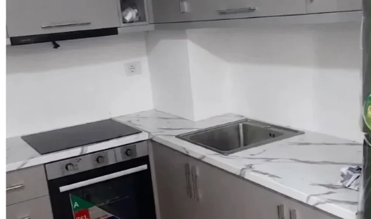 Tirane, jepet me qera apartament 1+1+Ballkon Kati 2, 70 m² 500 € (rr.3 Deshmoret)