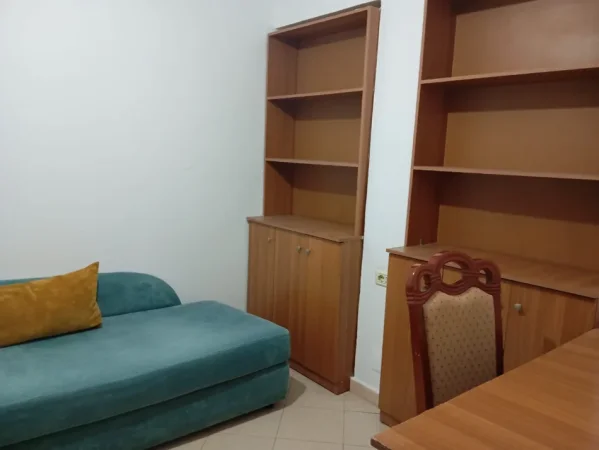 Tirane, jepet me qera apartament 2+1 Kati 1, 80 m²