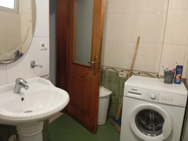 Tirane, jepet me qera apartament 2+1 Kati 1, 80 m²