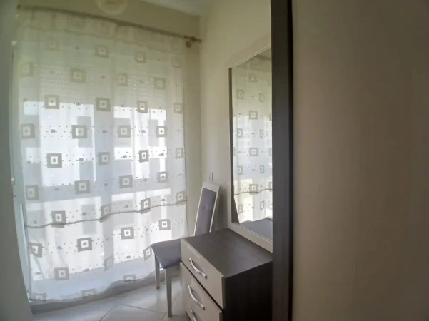 Tirane, jepet me qera apartament 1+1 Kati 3, 65 m²