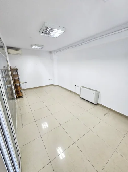 Tirane, jepet me qera ambjent biznesi Kati 5, 300 m² 2.500 € (Rruga e Dibres)
