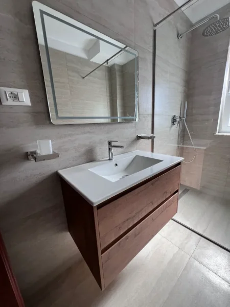 Tirane, jepet me qera apartament 2+1 Kati 4, 90 m² 600 € (Rruga Pjeter Budi)