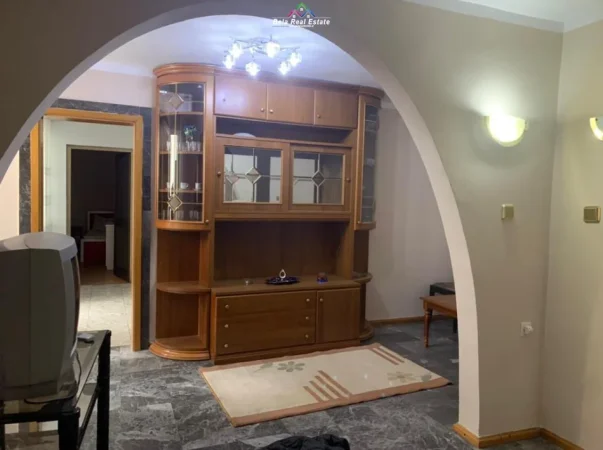 Tirane, jepet me qera apartament 2+1+Ballkon Kati 5, 100 m² 650 € (Rruga Fortuzi)