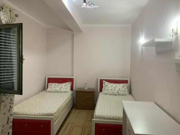 Tirane, jepet me qera apartament 2+1+Ballkon Kati 5, 100 m² 650 € (Rruga Fortuzi)