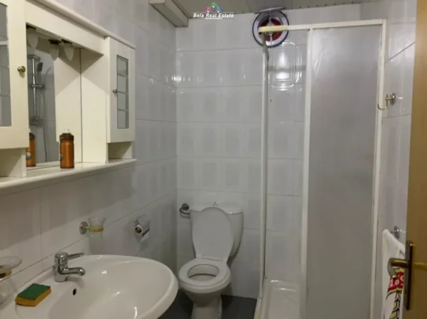 Tirane, jepet me qera apartament 2+1+Ballkon Kati 5, 100 m² 650 € (Rruga Fortuzi)