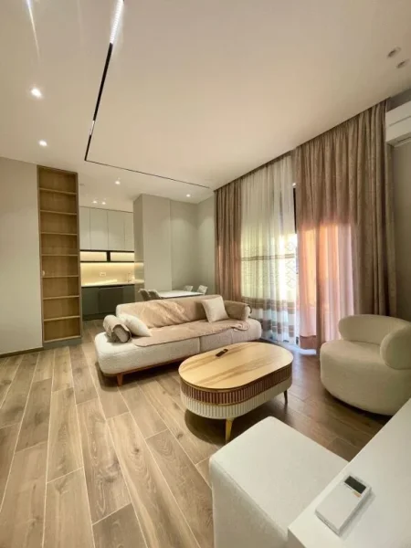 Tirane, jepet me qera apartament 2+1+Ballkon Kati 7, 132 m² (Kompleksi Delijorgji)