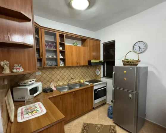 Shqiperi, jepet me qera apartament 2+1 Kati 4, 80 m² 520 € (LAPRAKE)