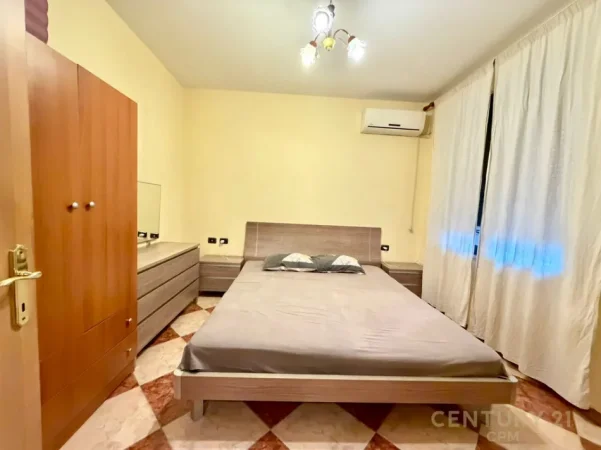 Tirane, jepet me qera apartament 1+1+Ballkon Kati 12, 85 m² 550 € (9 katshet)