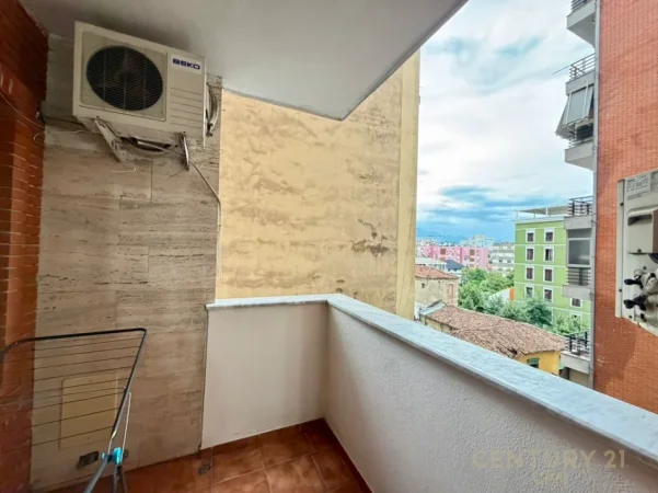 Tirane, jepet me qera apartament 1+1+Ballkon Kati 12, 85 m² 550 € (9 katshet)