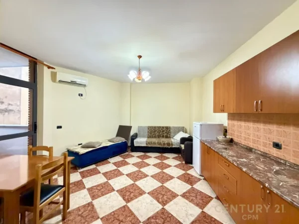 Tirane, jepet me qera apartament 1+1+Ballkon Kati 12, 85 m² 550 € (9 katshet)