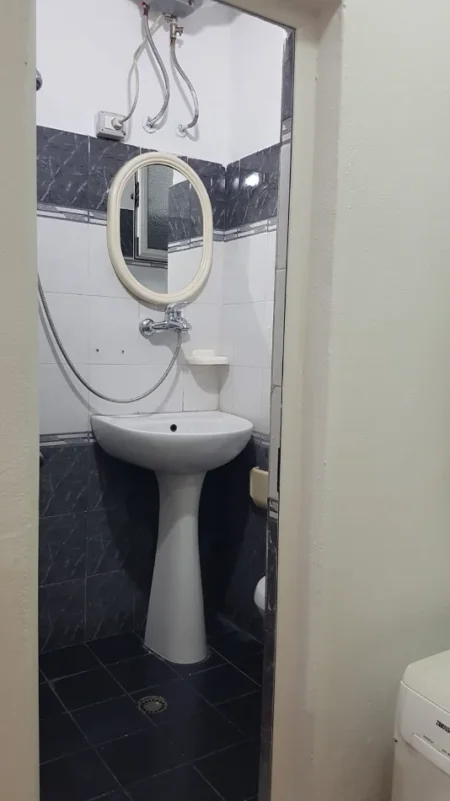 Tirane, jepet me qera garsoniere, Kati 2, 38 m² 295 mije leke (Rruga Dibres)
