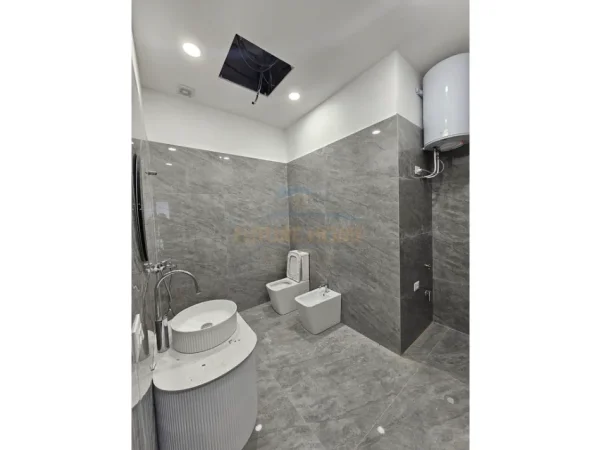 Durres, jepet me qera ambjent biznesi Kati 3, 185 m² 1.800 € (Vollga, Durres)