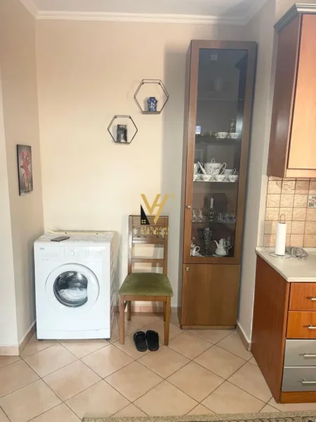 Tirane, jepet me qera apartament 2+1+Ballkon Kati 2, 55 m² 670 € (BLLOK)