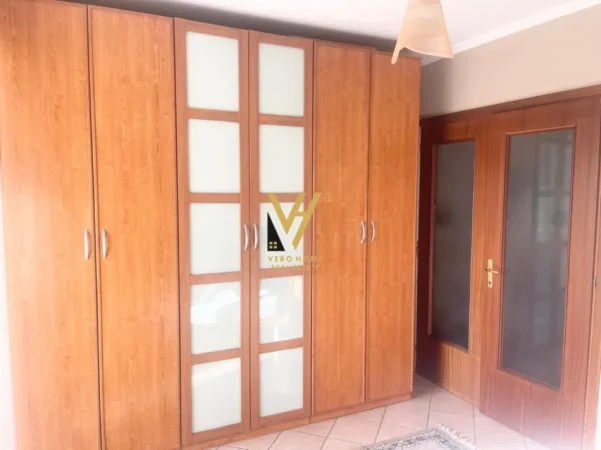 Tirane, jepet me qera apartament 2+1+Ballkon Kati 2, 55 m² 670 € (BLLOK)