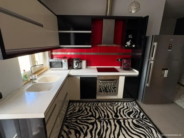 Tirane, jepet me qera apartament 2+1 Kati 6, 80 m² 680 € (Petro Nini Luarasi)