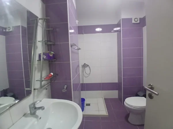 Tirane, jepet me qera apartament 1+1 Kati 3, 65 m² 500 € (21 Dhjetori ,Kompleksi Kontakt)
