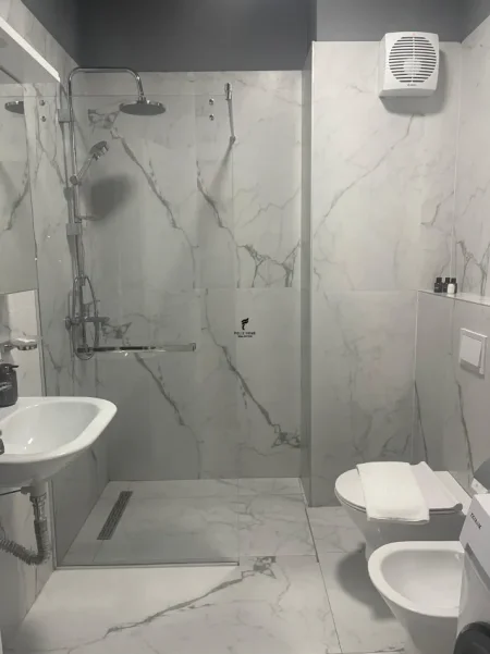 Tirane, jepet me qera apartament 1+1 Kati 7, 70 m² 600 € (RRUGA KONGRESI I MANASTIRIT)