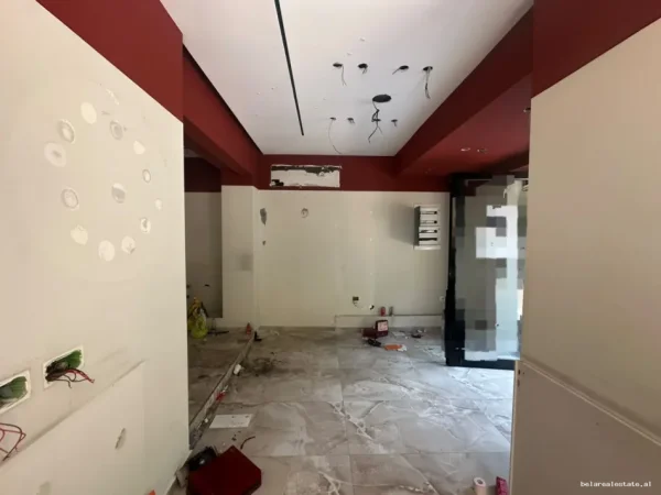 Tirane, jepet me qera dyqan Kati 0, 80 m² 3.200 € (Muhamet Gjollesha)