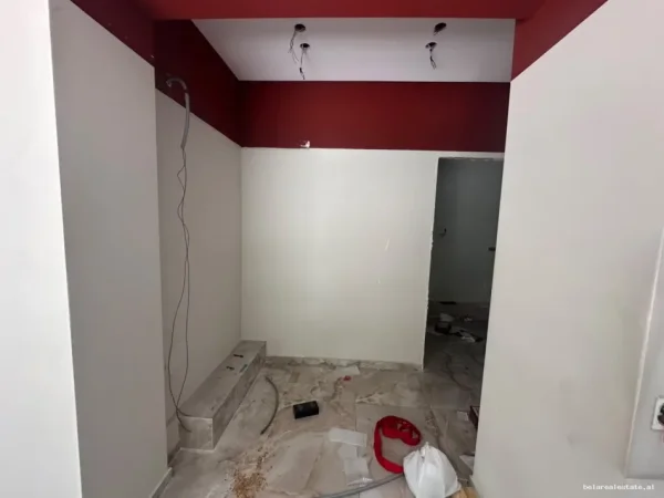 Tirane, jepet me qera dyqan Kati 0, 80 m² 3.200 € (Muhamet Gjollesha)