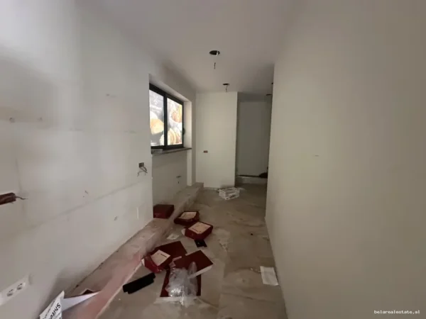 Tirane, jepet me qera dyqan Kati 0, 80 m² 3.200 € (Muhamet Gjollesha)