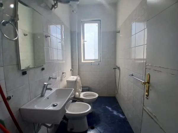 Tirane, jepet me qera apartament 1+1 Kati 4, 65 m² 430 € (Rruga Bardhyl)
