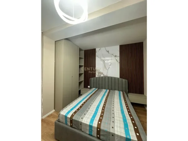 Tirane, jepet me qera apartament 2+1+Ballkon Kati 3, 85 m² 900 €