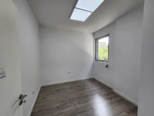 Tirane, jepet me qera ambjent biznesi Kati 2, 120 m² 830 € (stadiumi dinamo)