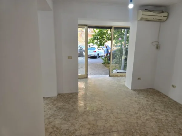 Tirane, shitet dyqan Kati 0, 64 m² 195.000 € (Rruga e Kavajes mbrapa Poliklinikes)