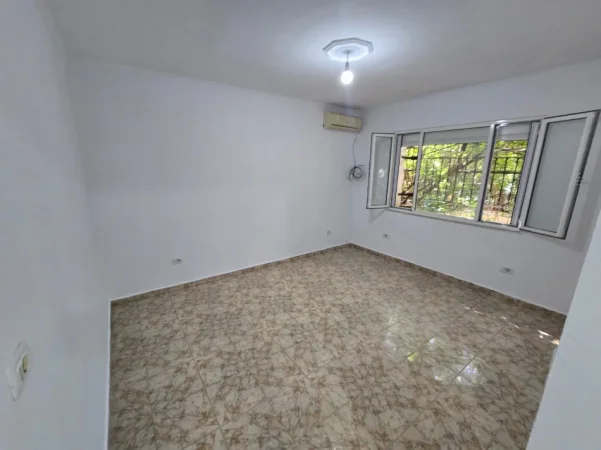 Tirane, shitet dyqan Kati 0, 64 m² 195.000 € (Rruga e Kavajes mbrapa Poliklinikes)