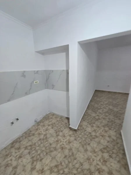 Tirane, shitet dyqan Kati 0, 64 m² 195.000 € (Rruga e Kavajes mbrapa Poliklinikes)