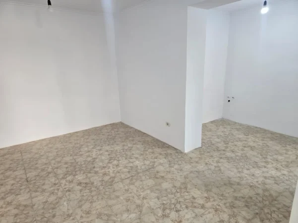 Tirane, shitet dyqan Kati 0, 64 m² 195.000 € (Rruga e Kavajes mbrapa Poliklinikes)