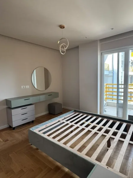 Tirane, jepet me qera apartament 1+1 Kati 3, 86 m² 650 € (Laprake)