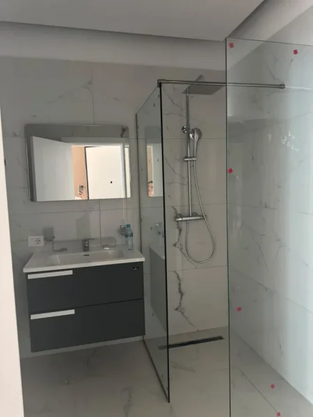 Tirane, jepet me qera apartament 1+1 Kati 3, 86 m² 650 € (Laprake)