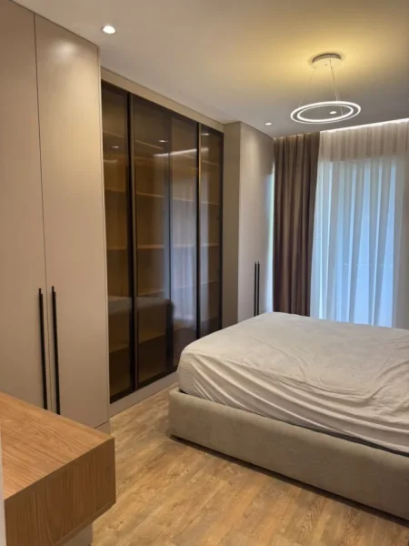 Tirane, jepet me qera apartament 1+1 Kati 3, 84 m² 750 € (Laprake)