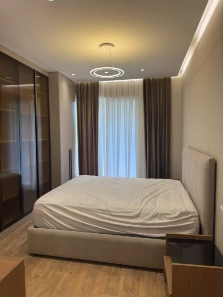 Tirane, jepet me qera apartament 1+1 Kati 3, 84 m² 750 € (Laprake)