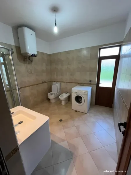 Tirane, jepet me qera Vile 2+1 Kati 2, 95 m² 520 € (Prane Shkolles Mbrekullia)