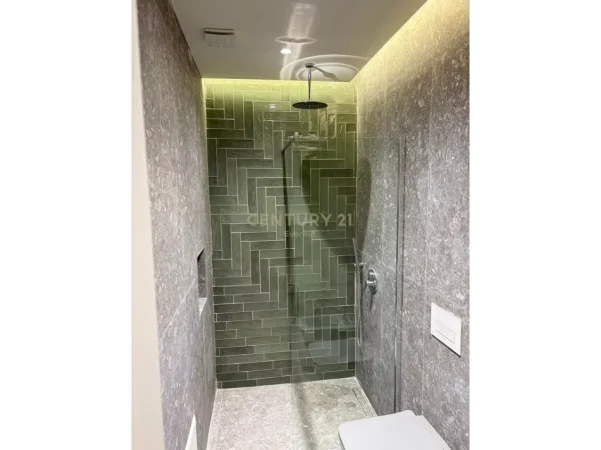 Tirane, jepet me qera apartament 2+1+Ballkon Kati 8, 135 m² 1.300 € (kopshti botanik)