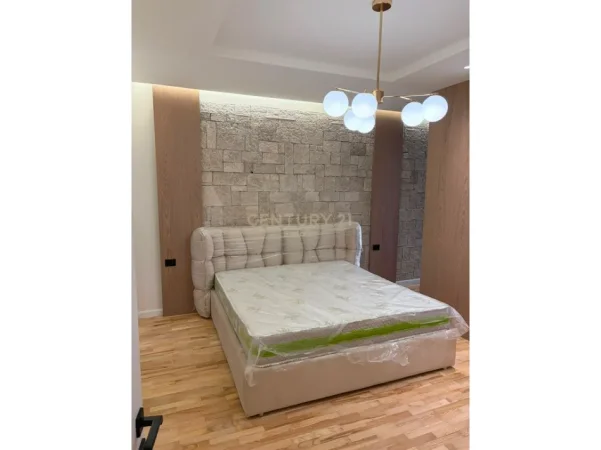 Tirane, jepet me qera apartament 2+1+Ballkon Kati 8, 135 m² 1.300 € (kopshti botanik)
